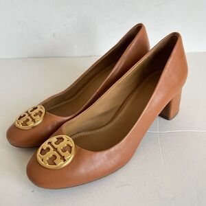 Tory Burch tan Leather Block Heel Pumps with Gold Emblem size 7.5